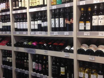 A well-stocked Spanish supermarket wine section.