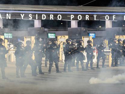 Border patrol agents undergo a drill at the San Ysidro crossing, in Tijuana