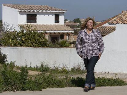 Marisol Ayala, the councilor for town planning in Chiclana, in front of an illegal housing estate.