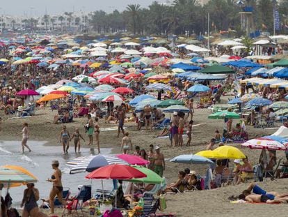 Tourists pack La Carihuela beach in Torremolinos (Málaga).