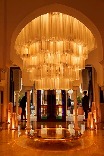 One of the areas of the hotel renovated by architects Patrick Jouin and Sanjit Manku to mark its centennial. In the center, a crystal lamp with 792 pieces hangs over the fountain.