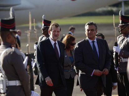 Mariano Rajoy (C) and Spanish Ambassador in Panama Jesus Silva Fern&aacute;ndez arrive at the summit. 