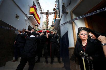 A few ‘manolas,’ a term used in the 17th century to describe women of the lower classes of Spanish society, who distinguished themselves through their elaborate outfits and manners, waiting for the ‘Cristo de los Gitanos’ (Christ of the Gypsies) paso in the Santa Cruz neighborhood of Alicante, on March 28.
