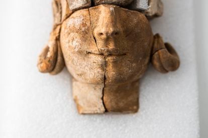 Detalle de la nariz y la boca de otra de las piezas escultóricas  halladas en el yacimiento del Turuñuelo de Guareña.
