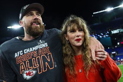 Travis Kelce #87 of the Kansas City Chiefs (l) celebrates with Taylor Swift after defeating the Baltimore Ravens in the AFC Championship Game at M&T Bank Stadium on January 28, 2024 in Baltimore, Maryland.  