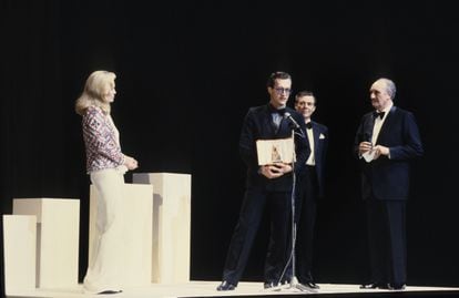 Wim Wenders with his Cannes Palme d'Or in May 1984. Faye Dunaway, Dirk Bogarde and French presenter Pierre Tchernia surround him on stage.