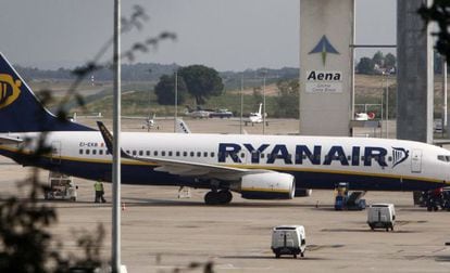 A court ruling has revealed that Ryanair sacked one of its air stewards for eating a sandwich without paying for it first.