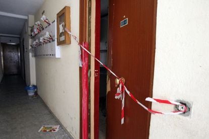 The door of one of the flats in the El Quiñón neighborhood, which was ransacked by squatters.