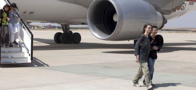 Aid workers Blanca Thiebaut (left, in a white skirt) and Montserrat Serra (right, in beige pants) return to Spain in July after their kidnapping.