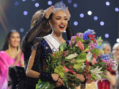 Miss U.S. R'Bonney Gabriel is crowned Miss Universe by outgoing Miss Universe Harnaaz Sandhu of India, during the 71st Miss Universe pageant in New Orleans, Louisiana, U.S. January 14, 2023.
