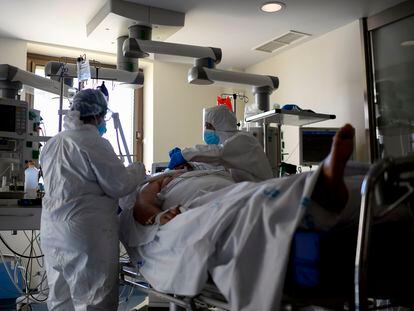 A Covid-19 patient in the ICU of the Ramón y Cajal Hospital in Madrid last week.