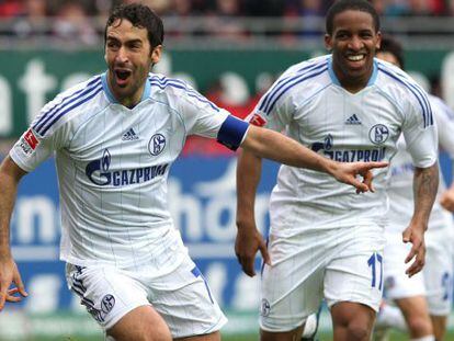 Schalke&#039;s Ra&uacute;l celebrates scoring with Peruvian striker Jefferson Farf&aacute;n (r).  