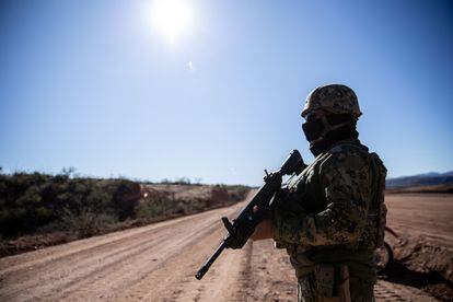 Un soldado del ejército mexicano hace guardia en La Morita, Sonora