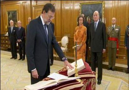 Rajoy swearing the oath of office before the king at La Zarzuela palace.