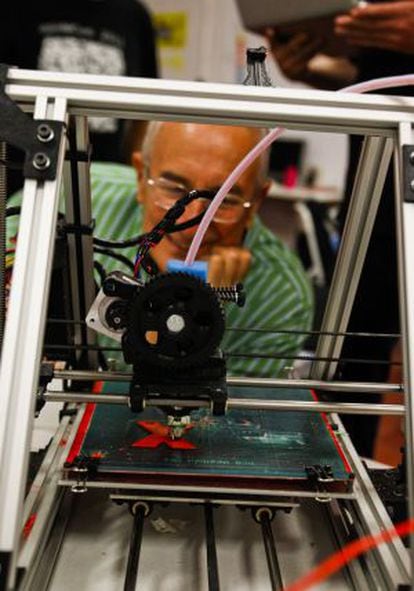 A member of Makespace Madrid using a 3D printer.