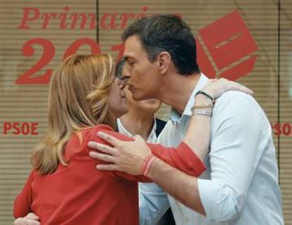 Susana Díaz and Pedro Sánchez greet each other before the debate.