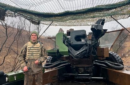 A Ukrainian soldier, next to a French Howitzer TRFI cannon.