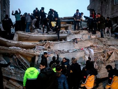 Rescue work among the rubble of a building in the Turkish city of Diyarbakir.