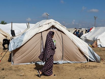 A woman walks past one of the tents in the refugee camp set up by the UN in Khan Younis, southern Gaza Strip, this Thursday.