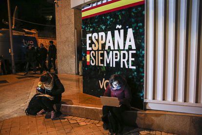 Journalists work outside Vox’s headquarters in Madrid. The far-right party denied journalists from the PRISA group – to which EL PAÍS belongs – access to the building, even though the National Electoral Commission (JEC) ruled last Friday that the party could not “discriminate” or stop EL PAÍS journalists from attending election events.