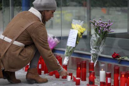 A girl lays flowers at a memorial for the four deceased in the Madrid Arena accident. 