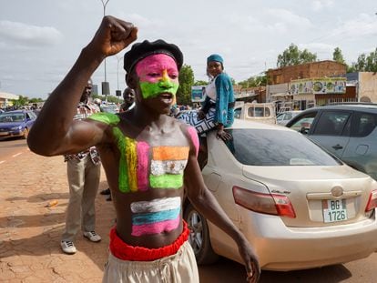 A supporter of the armed forces, with his body painted with the Nigerien and Russian flags, during a rally in Niamey, on August 6, 2023.
