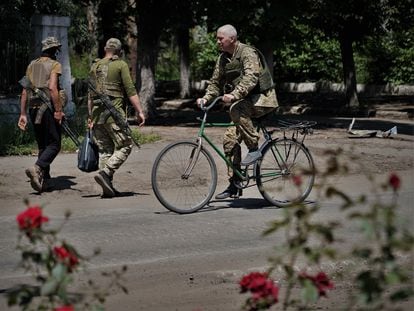 Soldiers in the streets of Chasiv Yar, a town at the gates of Bakhmut, last Thursday.