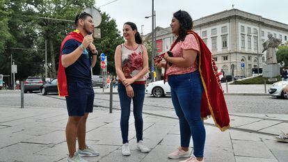  Brandon Vargas from Bolivia and Anahi López from Mexico chat with Mónica Nogueira, who welcomed them to her Oporto home for World Youth Day.