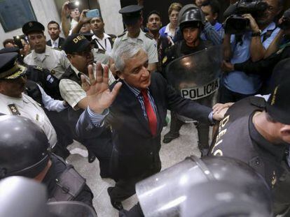 Otto Pérez Molina is escorted to prison.