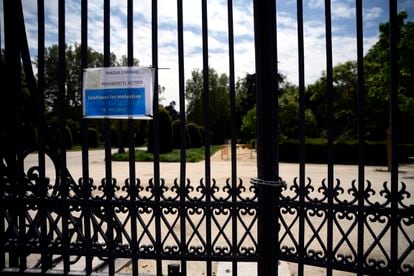 The closed gates to Madrid‘s El Retiro park.