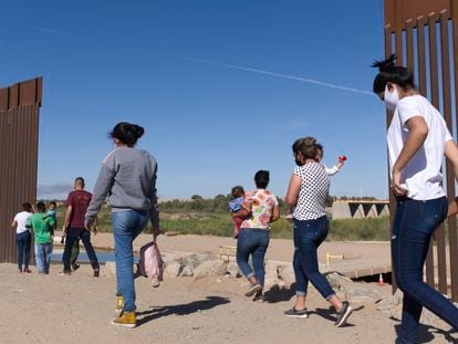 Un grupo de migrantes brasileños caminan pro la frontera de EE UU y México