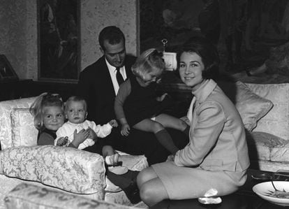 A young Juan Carlos with his wife Queen Sofía and children Elena, Cristina and Felipe.