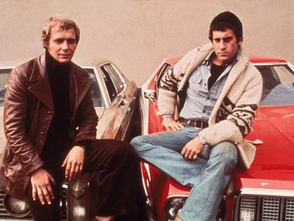 American actors David Soul and Paul Michael Glaser sitting on the hoods of their cars, from the television series, 'Starsky and Hutch,' circa 1977.