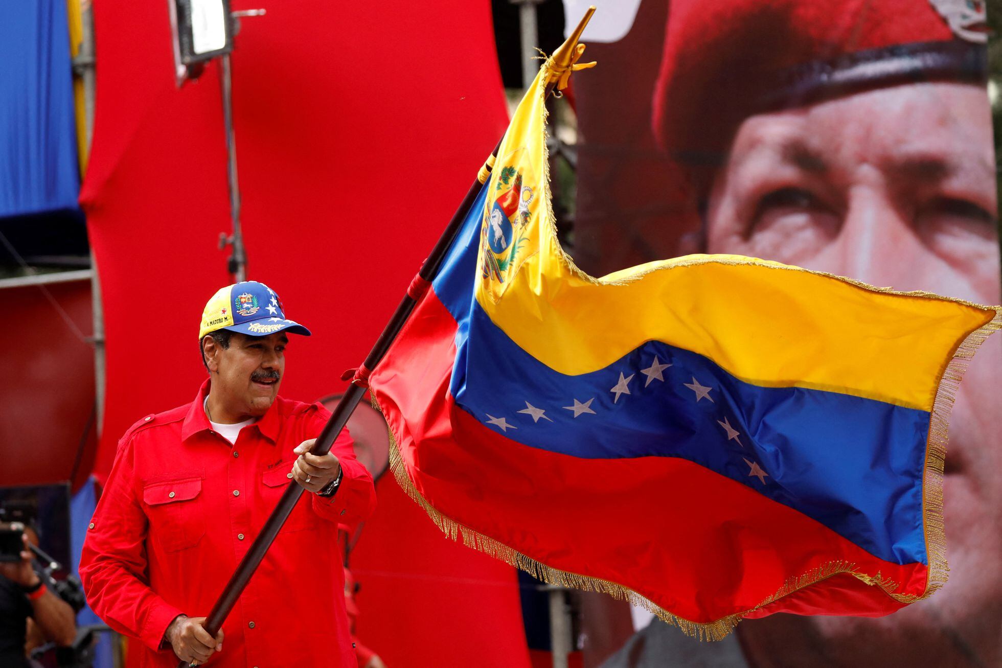 Nicolás Maduro waves a flag during a demonstration to mark the anniversary of the initial coup attempt by the late Venezuelan president, Hugo Chávez, in 1992. LEONARDO FERNANDEZ VILORIA (REUTERS)