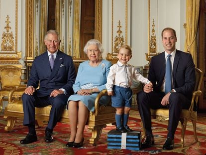 Photograph released by Buckingham Palace in April 2016 to celebrate Elizabeth II's 90th birthday. In the image, the Queen appears accompanied by the three heirs to the British throne: her son Charles of England and Prince George holding hands with his father, William of England.