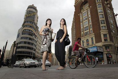 María González, left, and Sandra Iniesto, the minds behind Loca por tu ropa, in the Callao square.