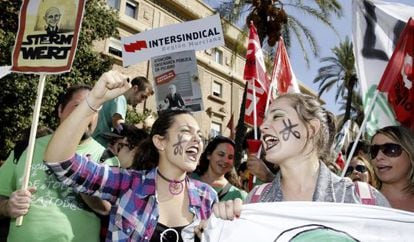 Students demonstrating against public education cutbacks and the government&#039;s reform plans in Murcia.