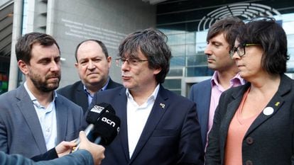 Toni Comín (l) and Carles Puigdemont (c) outside the European Parliament on Wednesday.