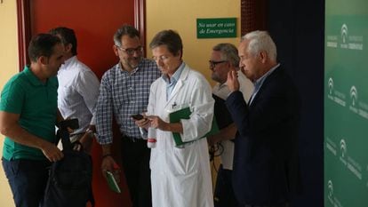 The Andalusian regional government’s spokesperson for the group monitoring the outbreak, José Miguel Cisneros (c).