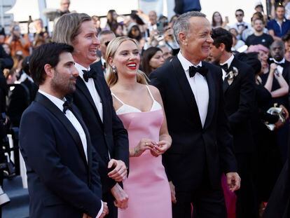 Jason Schwartzman, from left, director Wes Anderson, Scarlett Johansson, and Tom Hanks at the premiere of the film 'Asteroid City' at the 76th international film festival, Cannes, southern France, Tuesday, May 23, 2023.