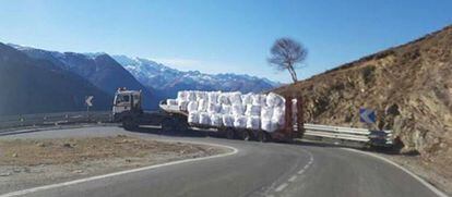 A truck carrying snow at the Baqueira-Beret resort.