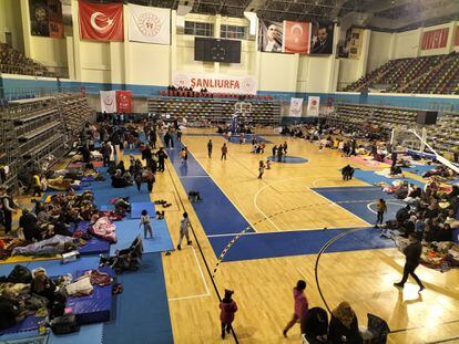 Quake victims taking shelter at the sports center of the Turkish city of Sanliurfa. Photo by Antonio Pita