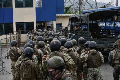 Soldiers arrive at the Regional prison, this Tuesday in Guayaquil.