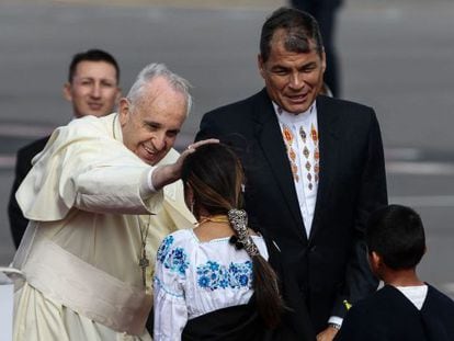 Pope Francis greets children as Ecuadorian President Rafael Correa looks on.