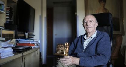 Juan de la Cierva holds his Oscar in the retirement home where he now lives.