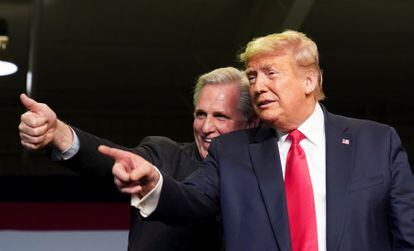 Kevin McCarthy (l) and Donald Trump at an event in February 2020.