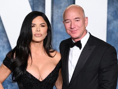 Jeff Bezos with his partner, Lauren Sanchez, at the 2023 'Vanity Fair' Oscar Party.
