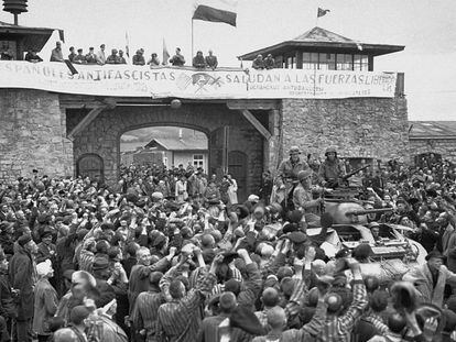 Republican prisoners welcome US troops on May 5, 1945.