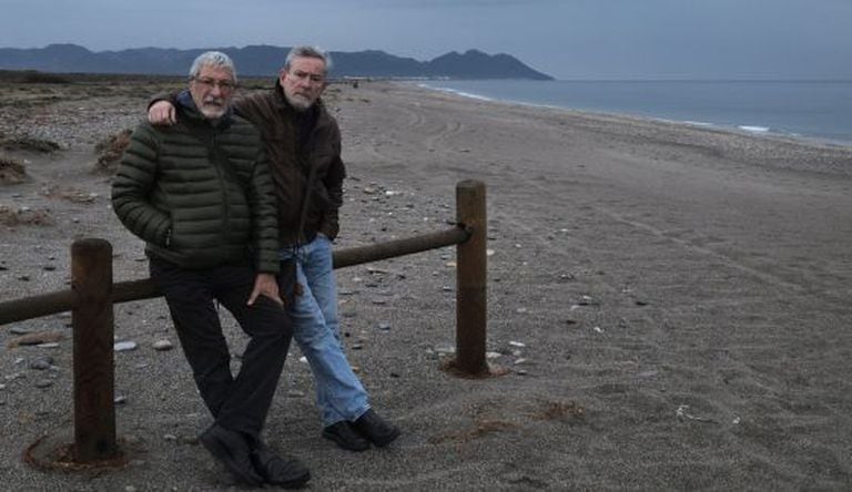Ricardo (left) and Luis de Frutos last Thursday on the Almería beach where they were attacked.