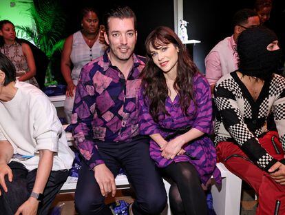 It was October 2019 when the news broke that actress Zooey Deschanel had started dating Jonathan Scott, one of the media twins of renovations and renovations programs such as 'The House of My Dreams.' Last August, the Canadian showman went a step further and asked Deschanel to marry him. After four years of relationship, the happy couple is planning their wedding.